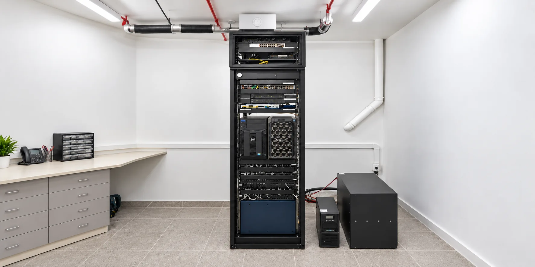 Rack de servidores e equipamentos de rede